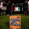 Imagen del libro de Rock al Parque 30 años, de fondo se ve una tarima del Festival.