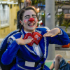 Foto de una mujer disfrazada de payaso 