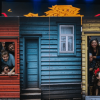 Imagen de simulacion de casas de colores con personas saliendo de dos de ellas