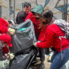Personas de la Alcaldía Local de Kennedy recogiendo residuos sólidos