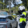 Foto que muestra un vehículo y un policía 