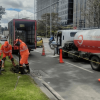 Foto que muestra personas de Aguas de Bogotá limpiando un sumidero