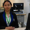 Foto que muestra una mujer frente a un computador 