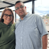 Foto que muestra un hombre y una mujer sonriente 