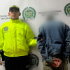 Mnor aprehendido, al lado de un policía.