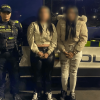 Foto que muestra una policía y dos mujeres capturadas 