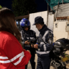 Foto que muestra policías junto a un hombre 