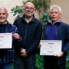 Imagen de tres hombres mayores, de los cuales dos muestran un diploma, el otro es el secretario de Cultura de Bogotá, Santiago Trujillo.