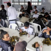 Habitantes de calle comiendo en un nuevo Centro de Acogida