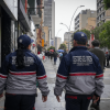 Gestores del Orden caminando por la carrera Séptima.
