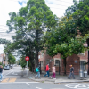 Paisaje de Chapinero en Bogotá con transeúntes en la calle.