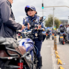 Foto de una agente de transito hablando con un ciudadano 