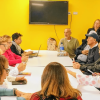 Foto que muestra personas reunidas y hablando 