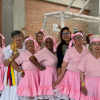 Foto de mujeres de la localidad de Rafael Uribe Uribe vestidas de rosa 