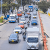 Foto que muestra vehículos circulando por las calles de Bogotá.