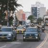 Foto de vehículos transitando por vías de Bogotá.