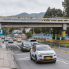 Foto de vehículos transitando por una vía de Bogotá.