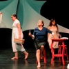 Imagen de varias mujeres en escena con cara de angustia.