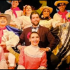Imagen de varios hombres y mujeres vestidos con trajes típicos españoles.