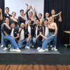 Imagen de varios jóvenes, hombres y mujeres con vestidos típicos de salsa.
