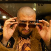 Imagen del artista el Kalvo arreglándose sus gafas de sol.