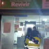 Policía dejando a la menor en un centro Revivir, en Bogotá.
