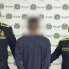 Hombre capturado en medio de dos policías.