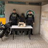 Foto que muestra dos policías y un capturado 
