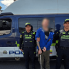 Hombre capturado en medio de dos policías