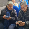 Dos adultos mayores revisando el celular 