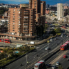 Imagen panorámica de Bogotá donde se ven carros y edificios 