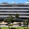 Foto que muestra una fachada de un edificio blanco con el letrero Secretaría de Educación 