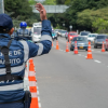 Foto de una agente de tránsito en una vía de Bogotá