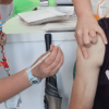 Foto de un hombre vacunándose en un puesto de salud en Bogotá.