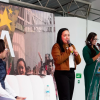 Foto de una funcionaria hablando en una tarima.