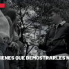 Foto que muestra tres personas hablando 