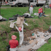 Gestores del Distrito limpiando espacio público de la calle 26.