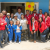 Foto que muestra un grupo de personas reunidas y sonrientes 