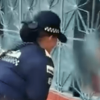Mujer policía verificando la situación en la que se encontraban estos dos niños.