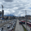 Foto que muestra vehículos, TransMilenios y el estadio El Campín. 
