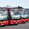 Foto de varios buses de TransMilenio estacionados 
