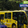 Foto de un bus de TransMilenio junto a un carro particular. 