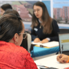 Foto que muestra dos mujeres hablando 
