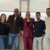 Foto que muestra personas reunidas sonriendo 