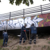 Personal del IDU cerrando un hueco debajo de un puente peatonal 