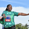 Persona participante de la Bimbo Global Race corre al aire libre con camiseta verde y dorsal 4114, con un brazo extendido durante la competencia.