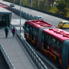 Foto de buses de TransMilenio en una vía de Bogotá