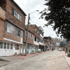 Foto que muestra una calle y casas 