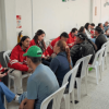 Foto que muestra un grupo de personas hablando en Bogotá.