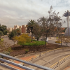 Jardinera renovada con caminos peatonales, vegetación nativa, árboles y zonas verdes en los alrededores de Salitre Plaza y Maloka, junto a una vía urbana en Bogotá.